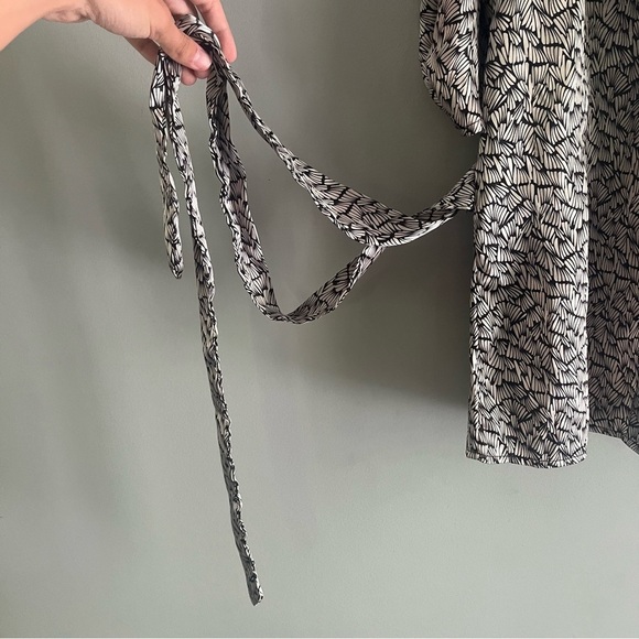 Women’s size Small satin medium sleeve button up with tie fun pattern Le Grange - Picture 5 of 6